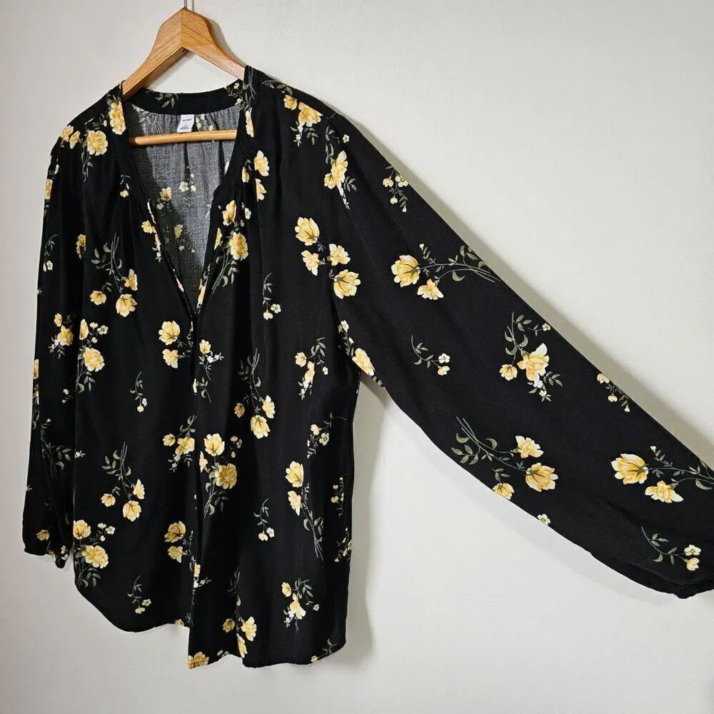 LIKE NEW OLD NAVY FLORAL BLACK LONGSLEEVE SPLIT V HALF BUTTON TOP SIZE XL